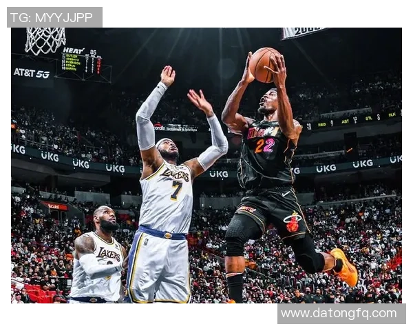 詹韦连扣引爆热火湖人大战赛场激情瞬间回顾